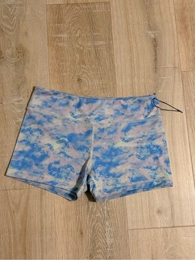 IABMFG Athletic Blue, Pink, White Cloud Print Women’s No Rise Shorts Size Medium